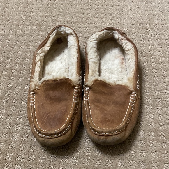 UGG Australia slippers sheep skin lining. Used No stains inside - Picture 3 of 7
